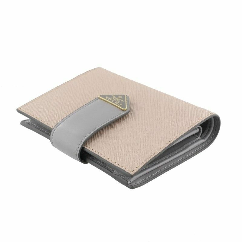 ⭐️ 新型 極美品 プラダ ヴィテロダイノ コンパクト 折り財布 グレー 鑑定済 PRADA プラダ 財布 二つ折り財布 1MV204 QWA サフィアーノ